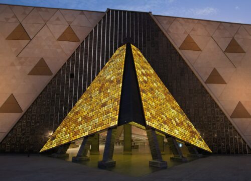 Noul muzeu și marile piramide